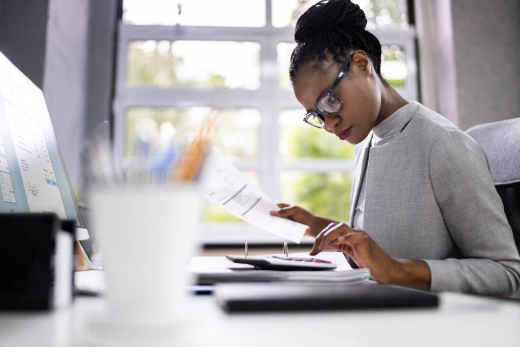 Expert-comptable accompagnant une entreprise