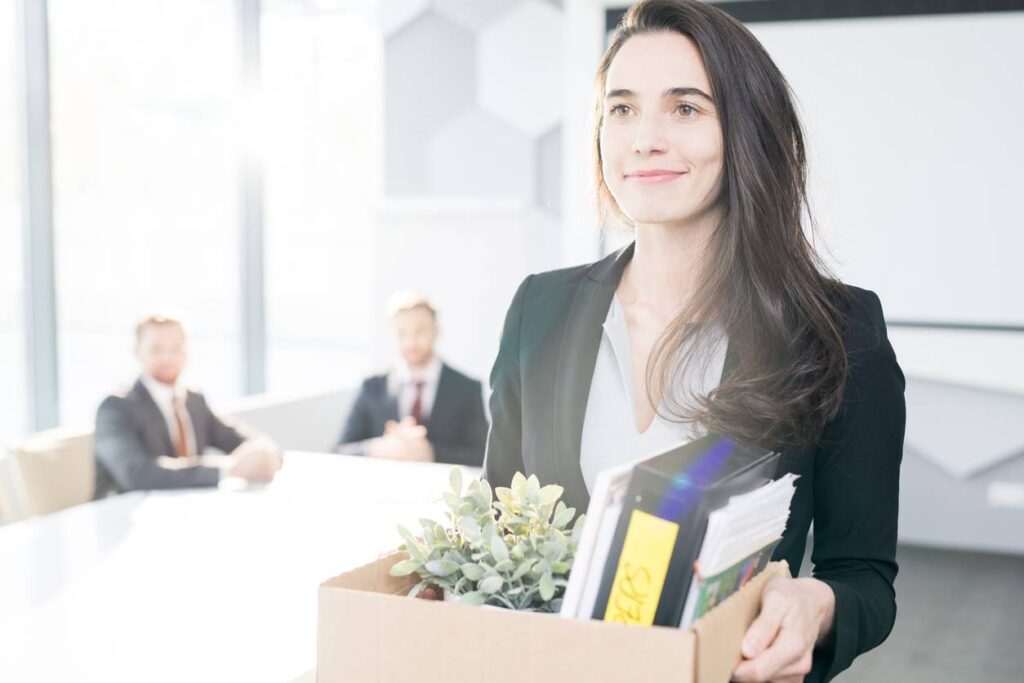 Salarié réfléchissant à une démission pour reconversion