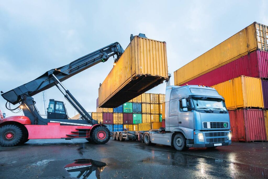 Comment devenir un expert du transport de marchandises via la bonne formation ?