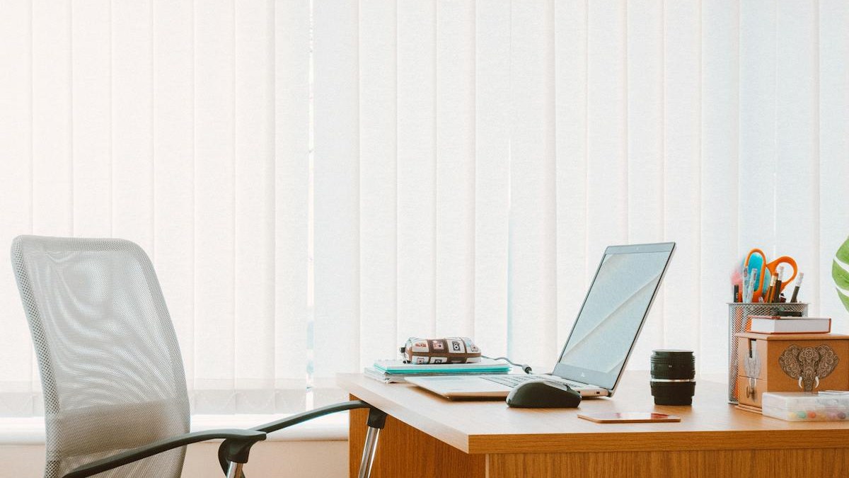 Bureau ergonomique en entreprise avec siège réglable et écran bien positionné