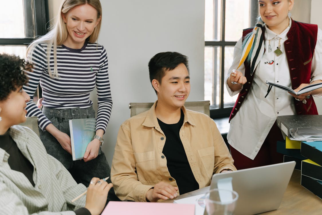 Équipe d'entreprise souriante lors d'une réunion de motivation dans des locaux modernes