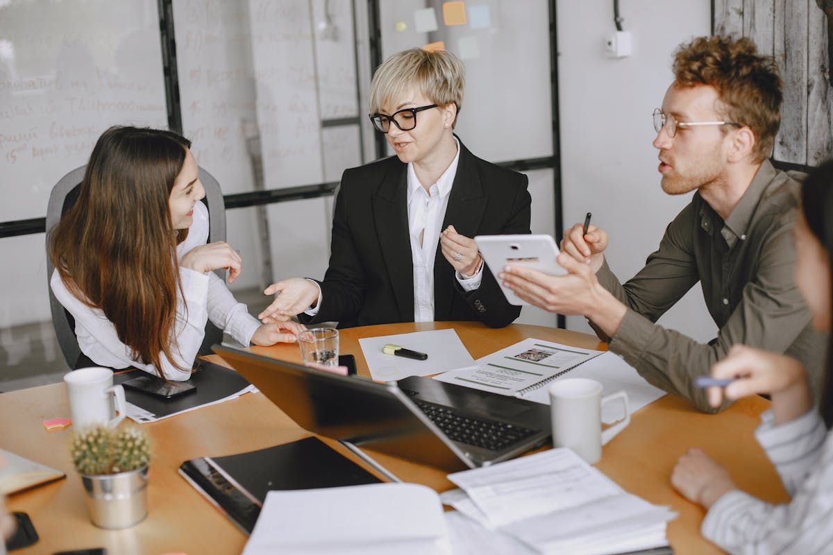 Dirigeant déléguant une mission à un collaborateur lors d'un échange au bureau