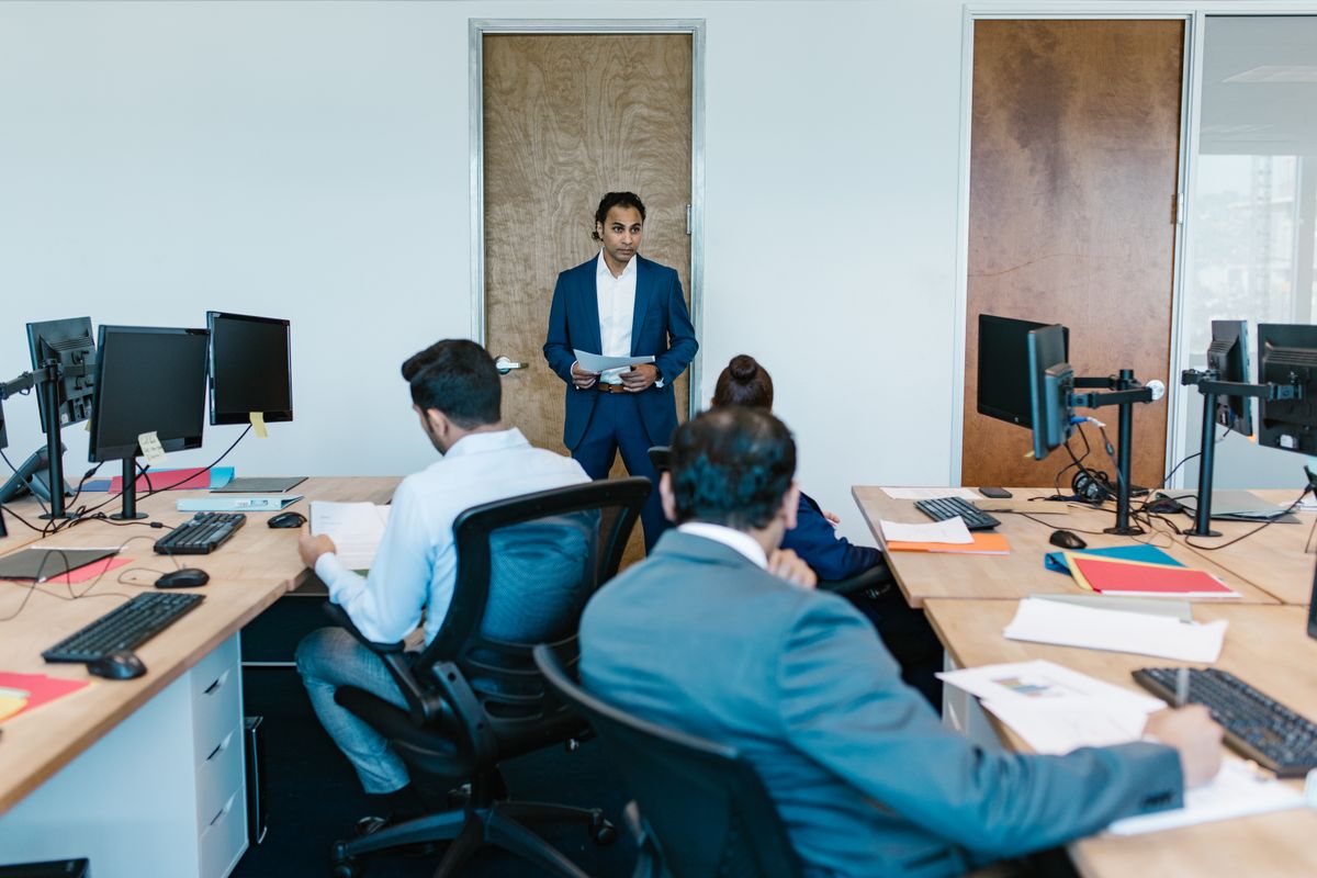 Équipe en réunion dans un bureau, illustration de la gestion du turnover en entreprise