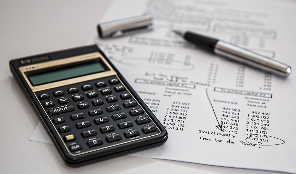 Entrepreneur préparant un dossier de financement professionnel avec documents comptables
