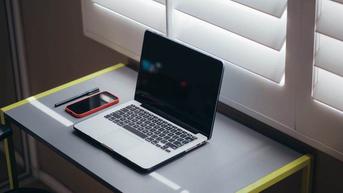 Micro-entrepreneur vérifiant son chiffre d'affaires et ses plafonds sur un ordinateur portable