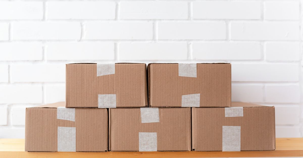 Cartons Amazon prêts à être expédiés depuis un entrepôt FBA avec étiquettes de livraison