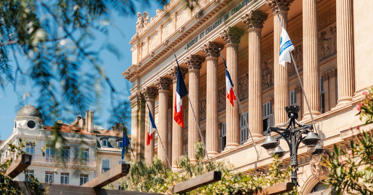 Immeuble de banque d'affaires avec façade classique dans un quartier financier européen