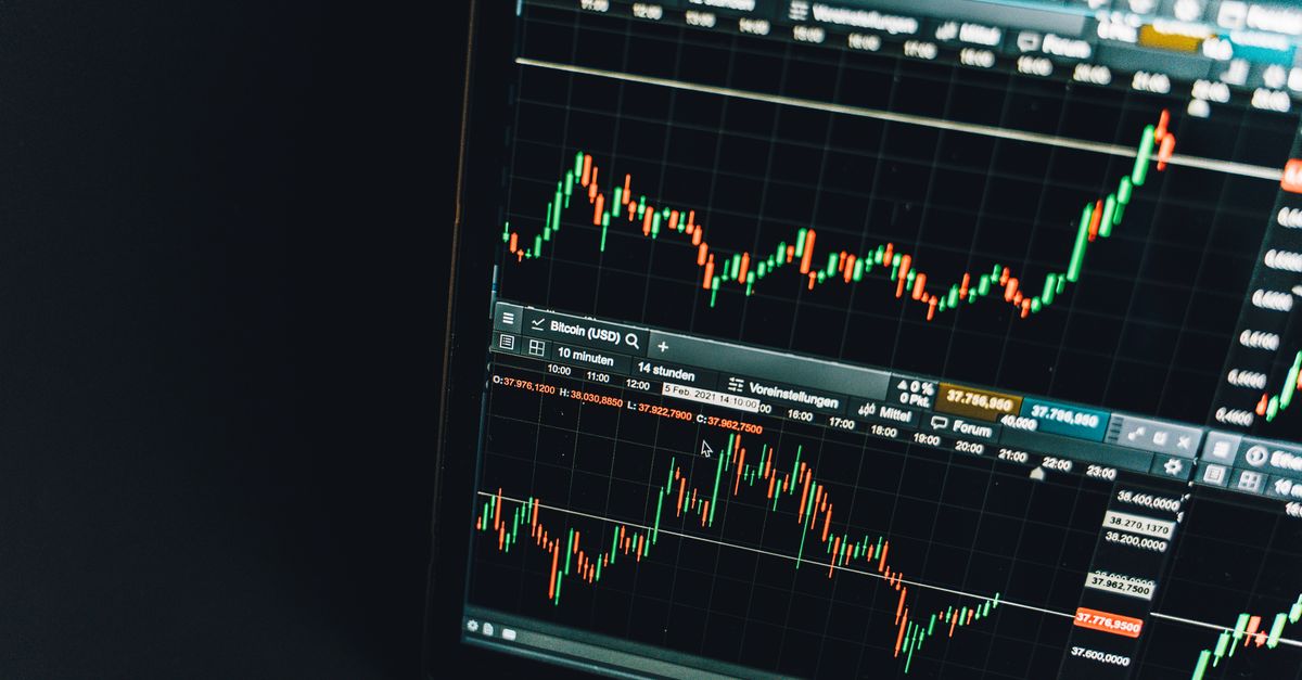 Écran avec graphiques de flux commerciaux mondiaux et carte du monde numérique