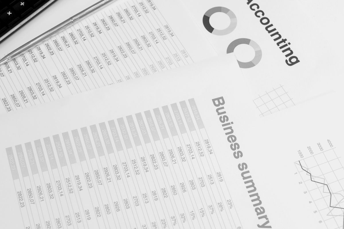 Dirigeant comparant les options de financement d'un équipement professionnel