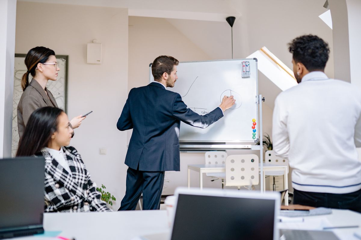 Formalisation d'objectifs SMART pour une équipe sur un tableau blanc