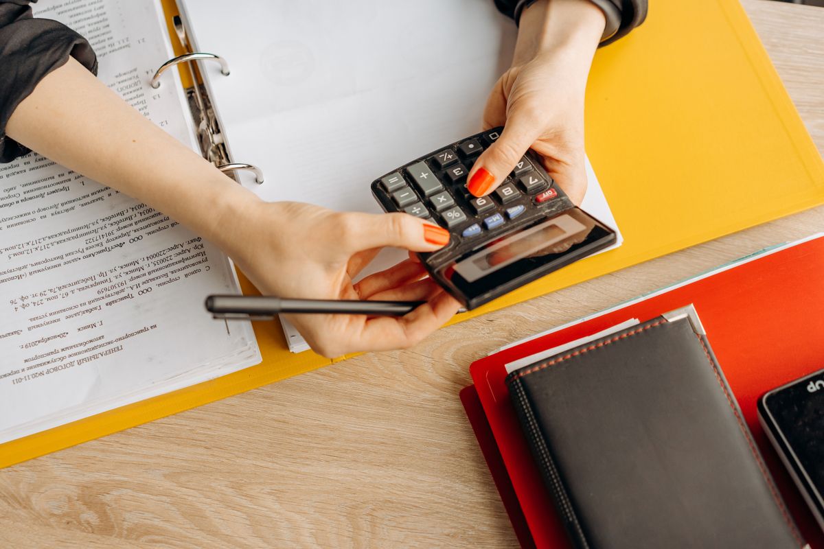 Factures et calculatrice sur un bureau, gestion des délais de paiement inter-entreprises