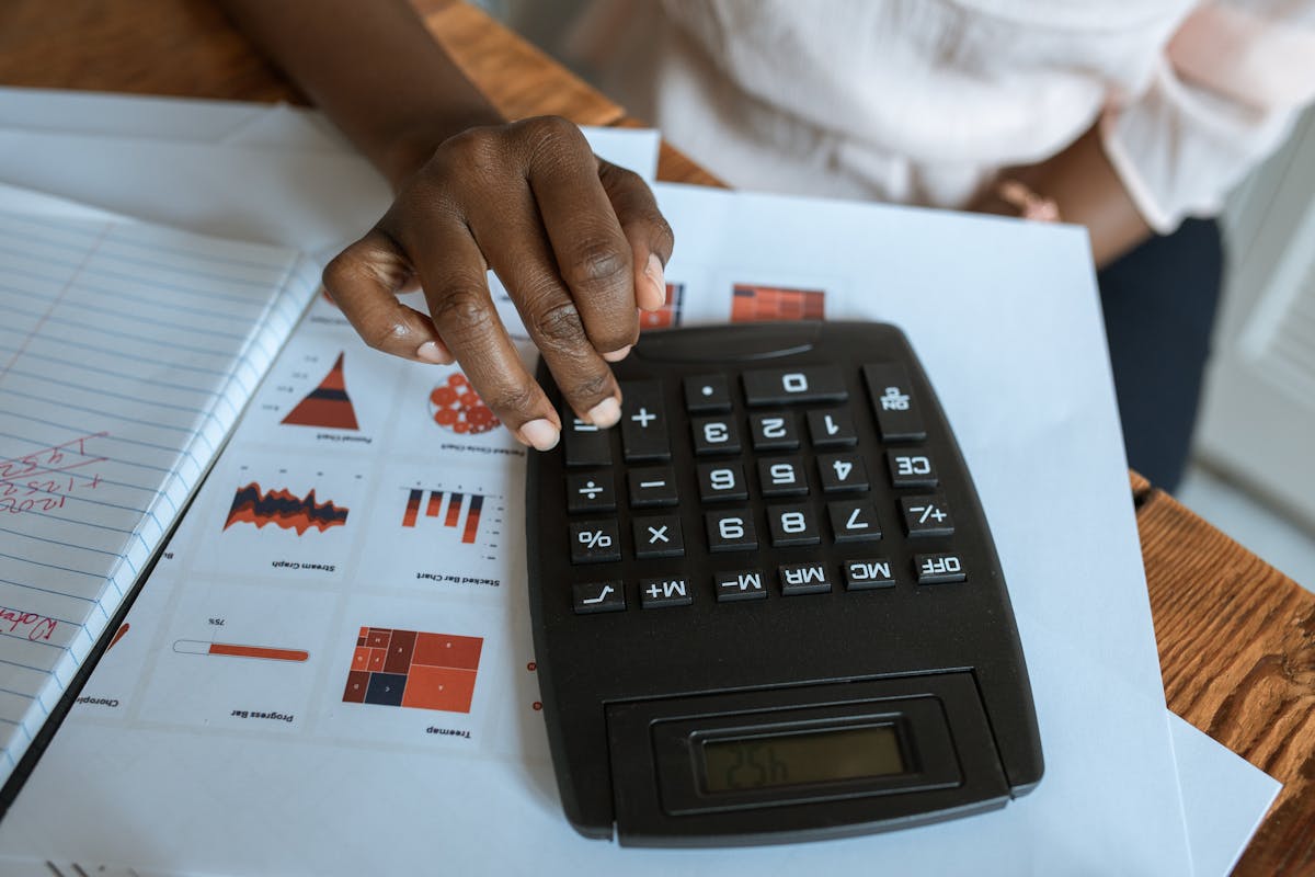 Facture avec condition d'escompte pour paiement anticipé et calculatrice