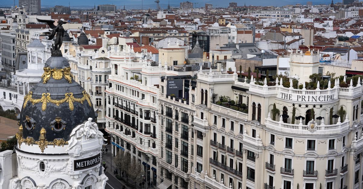 Skyline de Madrid avec immeubles de bureaux modernes et ciel bleu