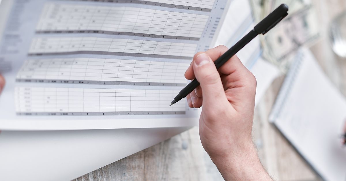 Tableau financier avec colonnes de flux de trésorerie sur écran d'ordinateur de gestionnaire PME