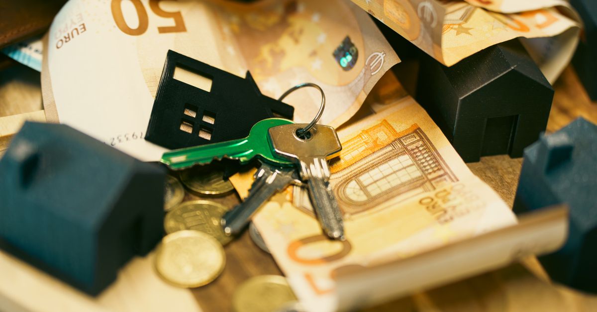 Deux dirigeants signant un accord de rachat d'entreprise avec leurs conseillers autour d'une table