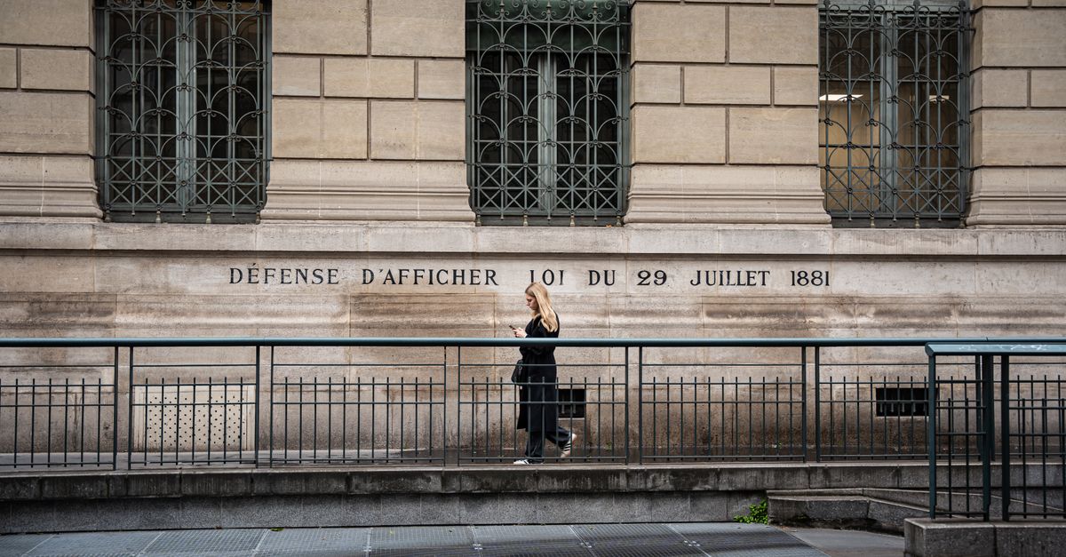 Personne consultant une grille salariale sur ordinateur portable dans un bureau moderne