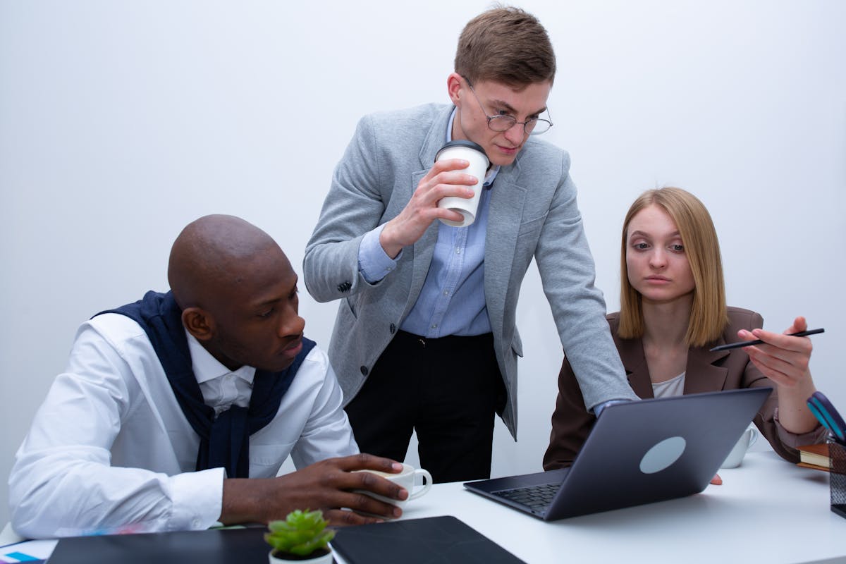 Entretien de vente entre un commercial et un client analysant ses motivations