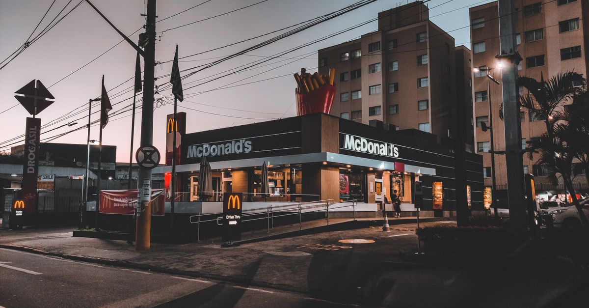 Cuisine professionnelle d'un restaurant franchisé avec équipements neufs et personnel en formation