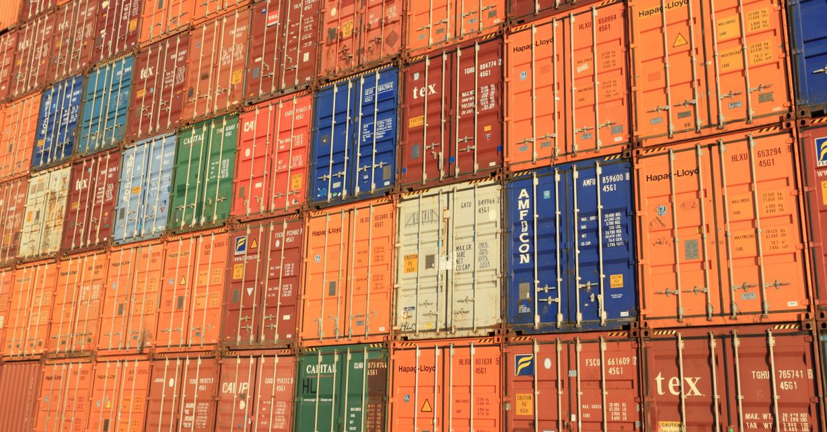 Globe terrestre avec graphiques de données économiques et flux commerciaux numériques