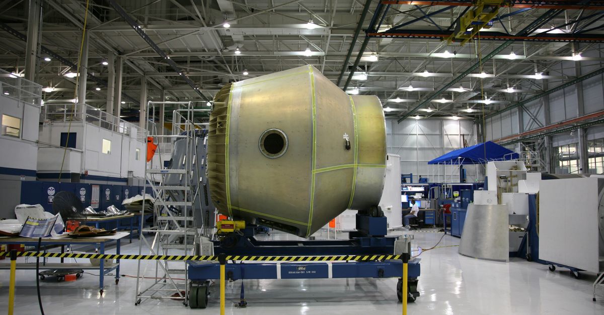 Atelier de précision aéronautique avec pièces de moteur Safran en cours d'usinage