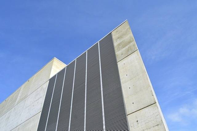 Façade d'un bâtiment d'entreprise sous un ciel bleu