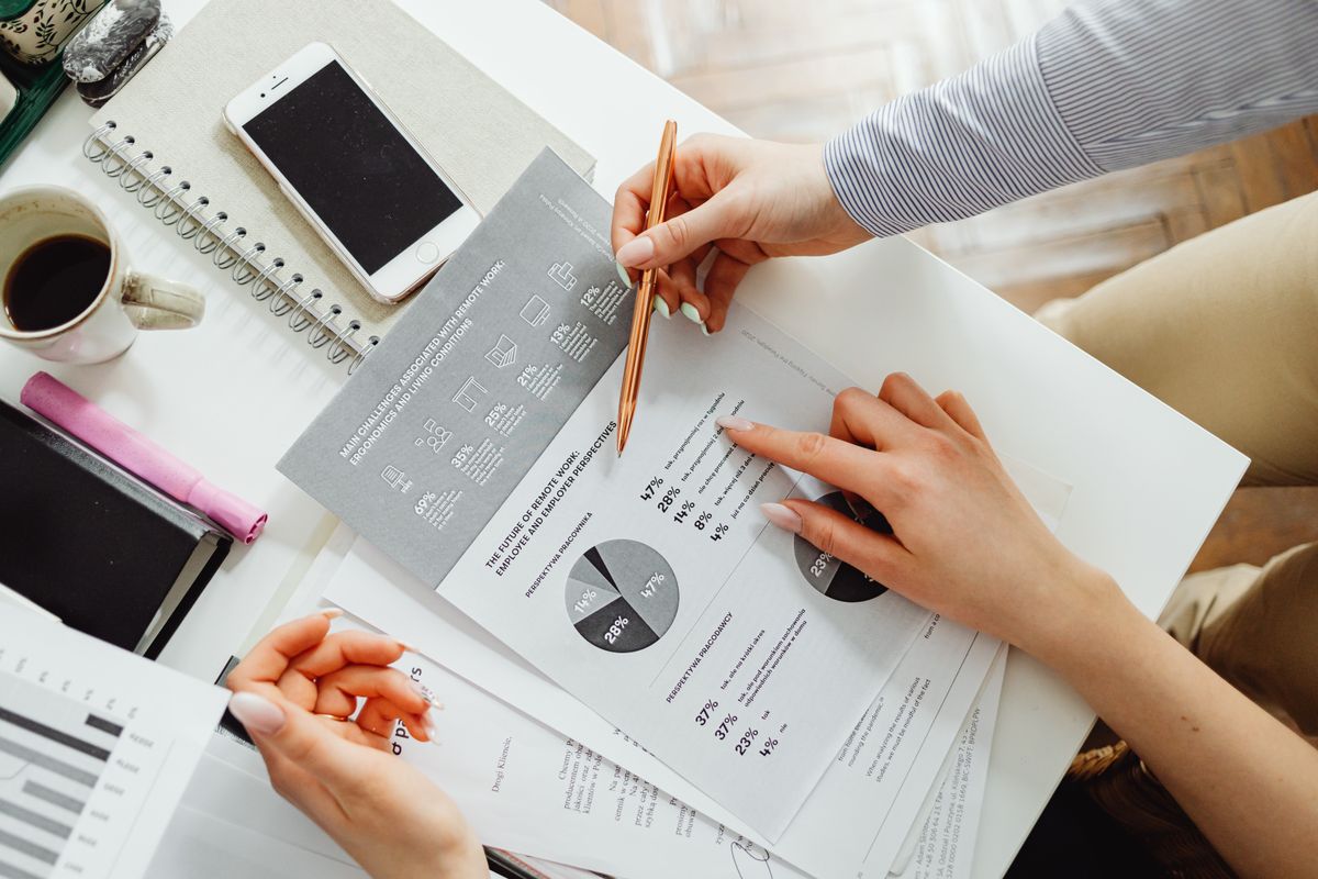 Analyse de la rentabilité d'une entreprise avec graphiques financiers à l'écran