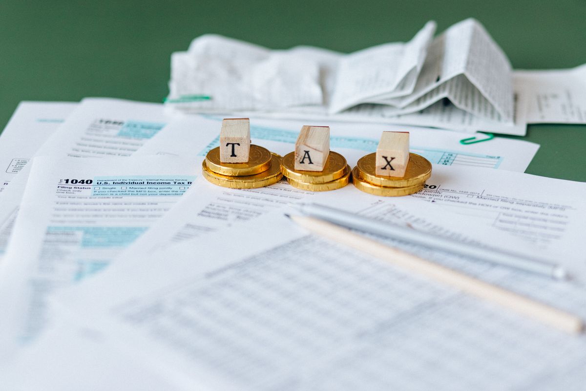 Facture professionnelle avec calcul de la TVA sur une calculatrice