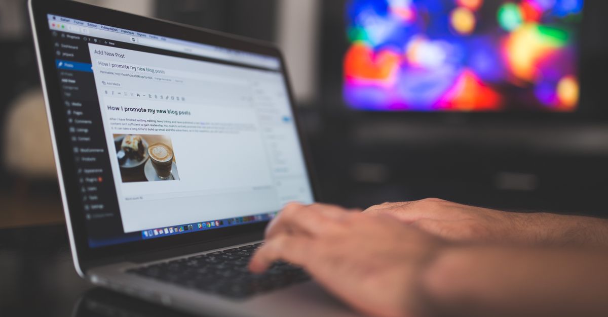 Personne tapant sur un ordinateur portable pour tenir un blog personnel