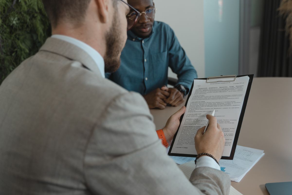 Employeur et salarié examinant ensemble un document de procédure lors d'un entretien