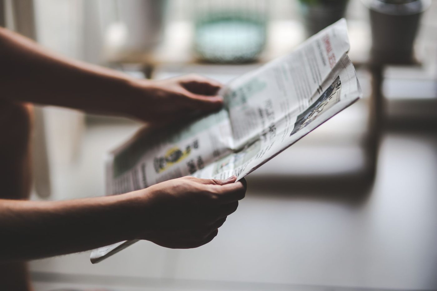 Poste de travail avec plusieurs sources d'actualité ouvertes à l'écran